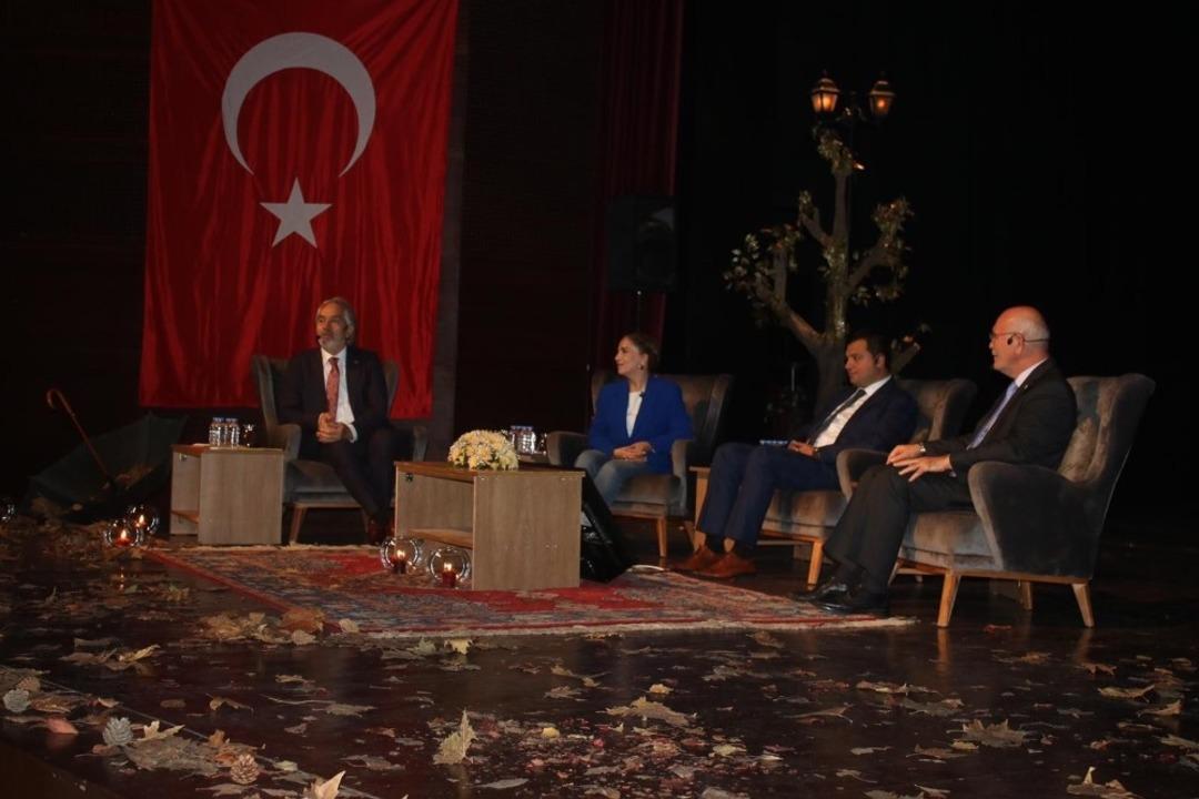 İskender Pala ile "Sonbahar ve H&uuml;z&uuml;n" konulu sohbet