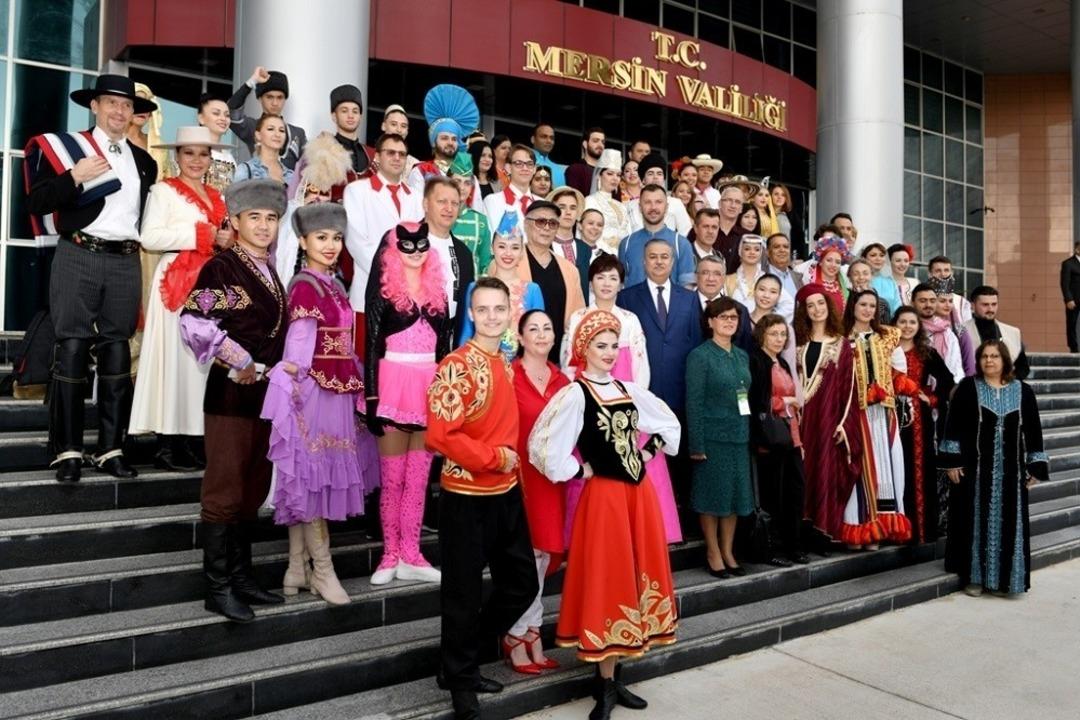 Vali Su, Narenciye Festivali&rsquo;ndeki g&ouml;steri gruplarıyla bir araya geldi