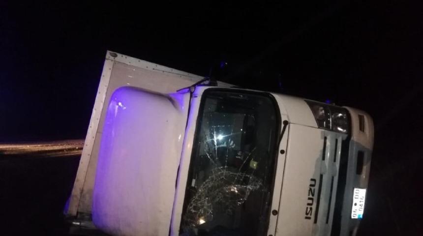 Kamyonet yan yattı: 1 yaralı