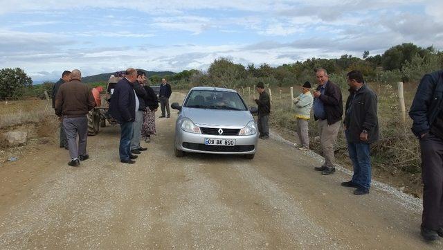 Burhaniye’de çiftçiler yol kapattı