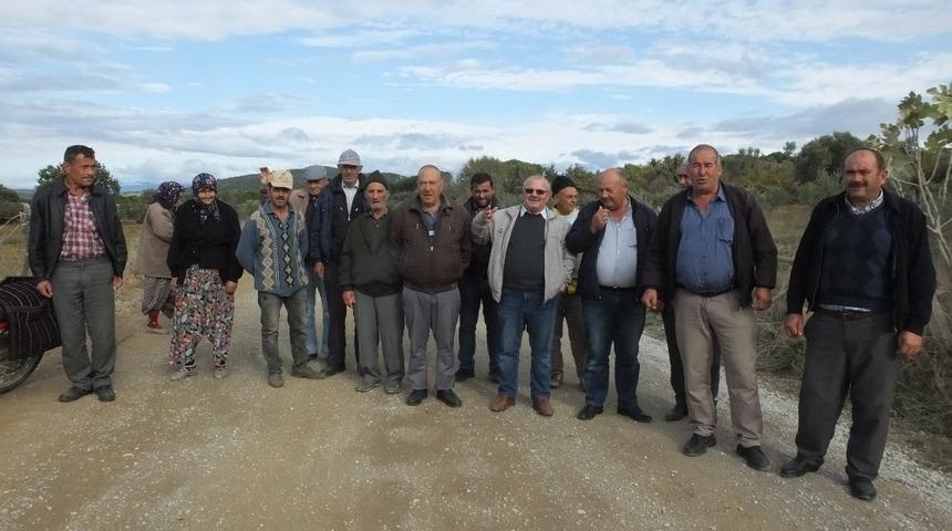Burhaniye&rsquo;de &ccedil;ift&ccedil;iler yol kapattı