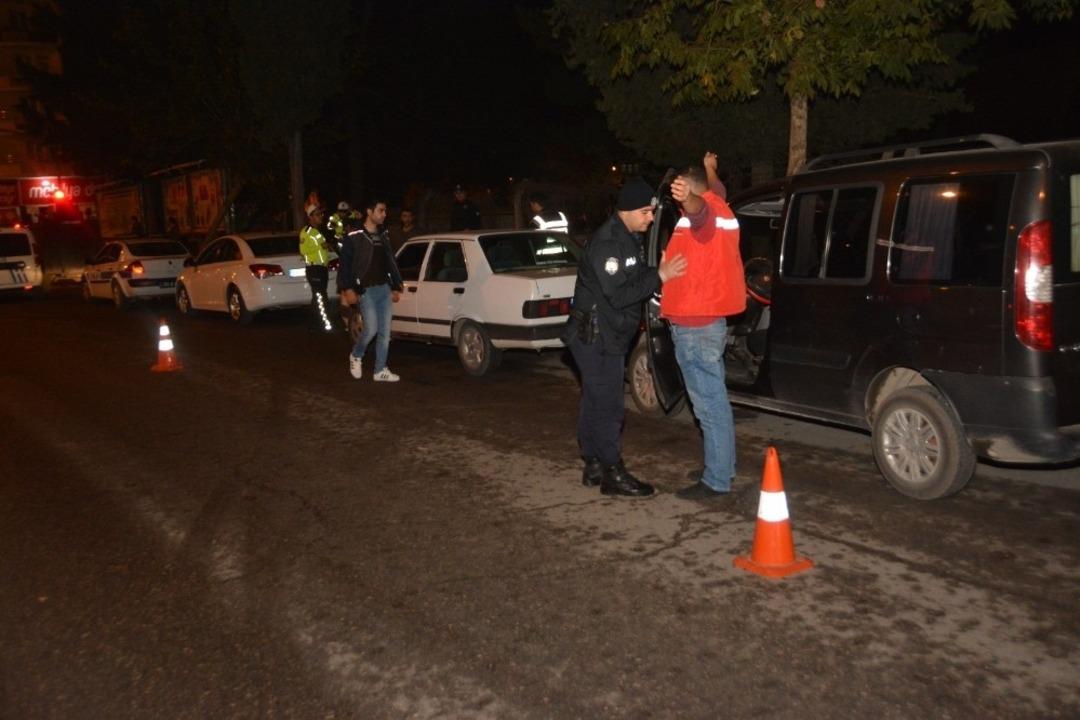 4 bin 184 kişinin kimlik kontrol&uuml; yapıldı