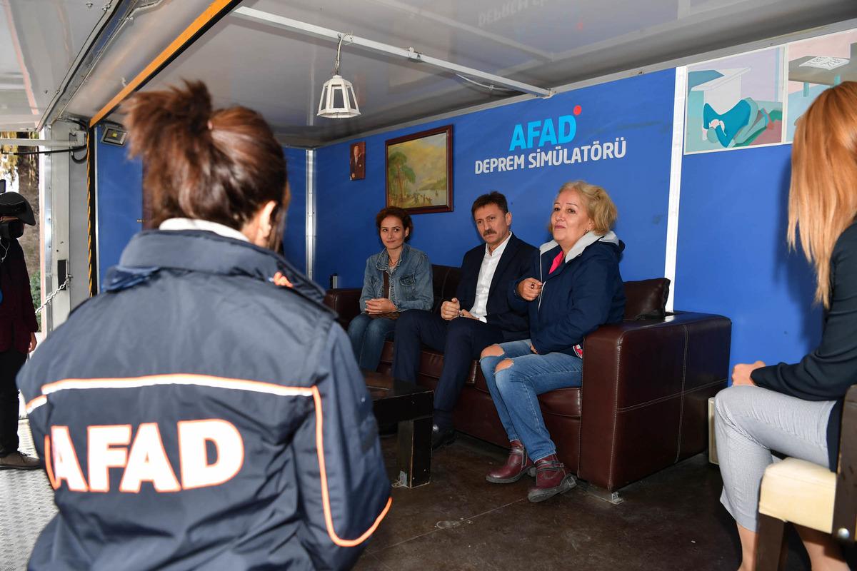 Deprem sim&uuml;lasyon tırında afet eğitimi verildi