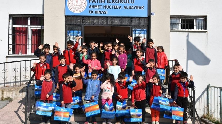 Tatvan Belediyesi&rsquo;nden &ouml;ğrencilere okul kıyafeti desteği