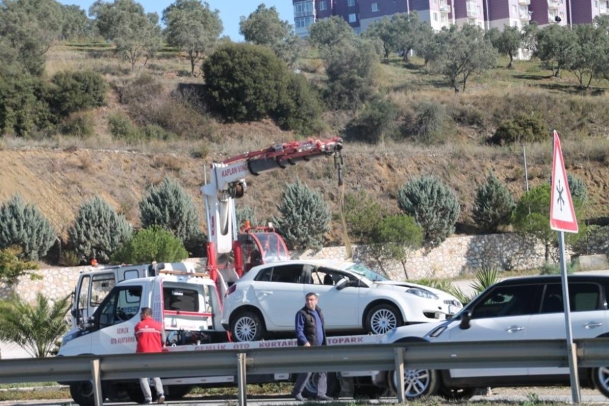 Kontrol&uuml;n&uuml; kaybeden otomobil ağaca &ccedil;ıktı