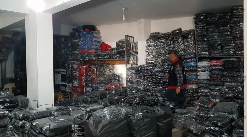 İzmir'de 47 bin sahte markalı giyim eşyası ele ge&ccedil;irildi