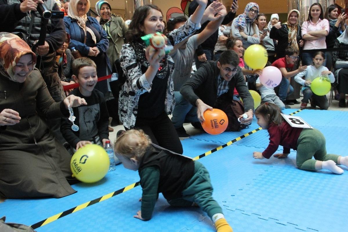 Bebekler yarıştı, anne babalar heyecanlandı