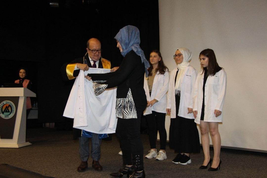 Diyetisyen adayları beyaz &ouml;nl&uuml;k giydiler