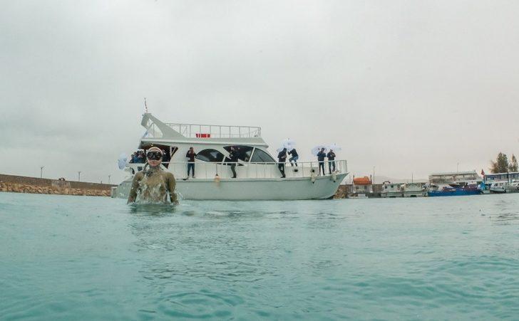 Şahika Ercümen yağmurlu havada Van Gölü’ne daldı G2