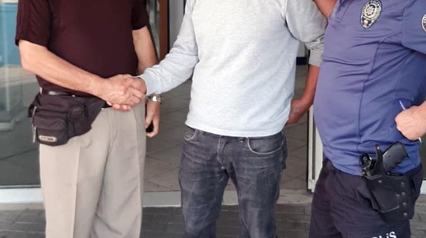 Yolda bulduğu para dolu cüzdanı sahibine ulaştırdı