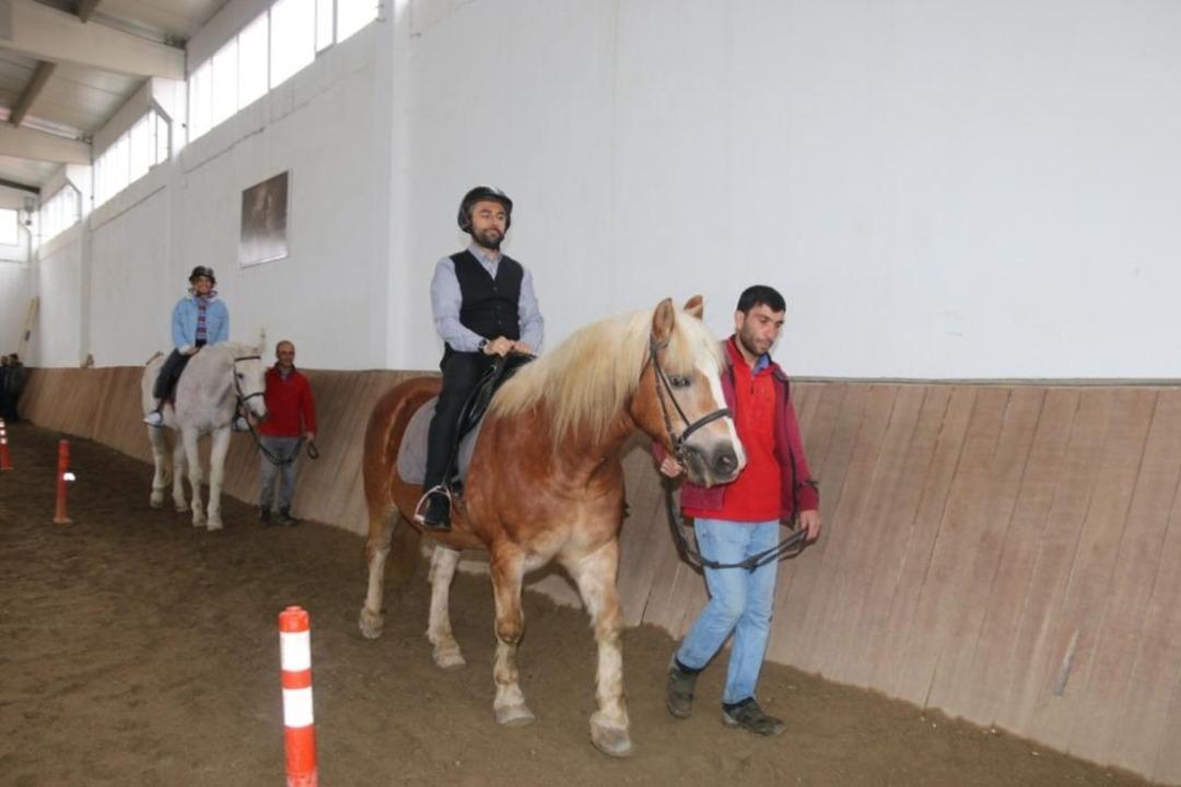 Milli sporcu Erc&uuml;men Van&rsquo;da binicilik deneyimi yaşadı