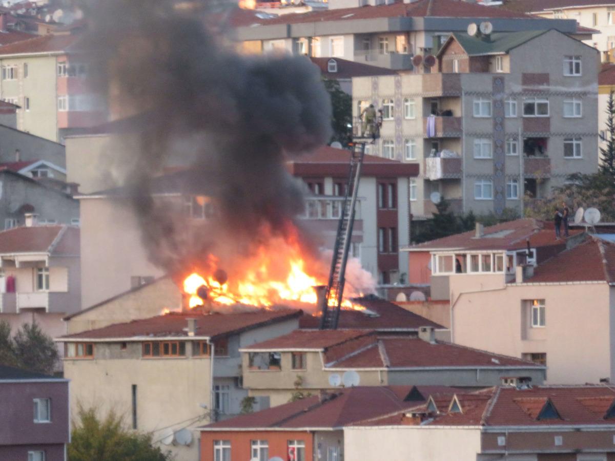 &Uuml;mraniye'de binanın &ccedil;atısı alev alev yanıyor(1)