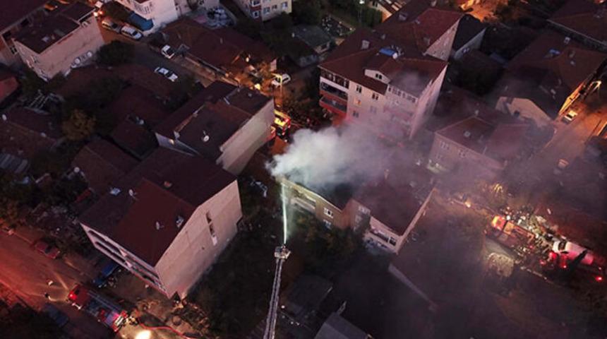 İstanbul Ümraniye'deki yangında çatı alev alev yandı! Mangal şüphesi...