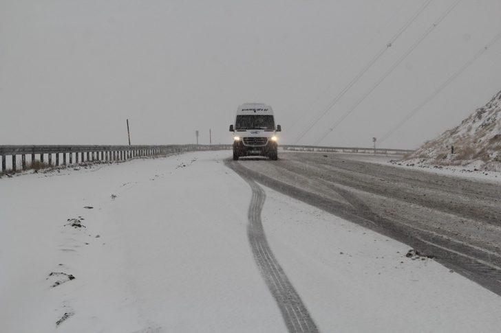 Van’da, 2730 rakımlı Güzeldere Geçidi’nde kar yağışı G3