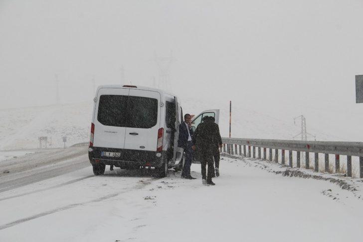 Van’da, 2730 rakımlı Güzeldere Geçidi’nde kar yağışı G4