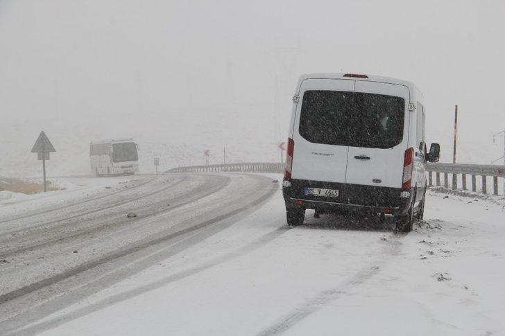 Van’da, 2730 rakımlı Güzeldere Geçidi’nde kar yağışı G5