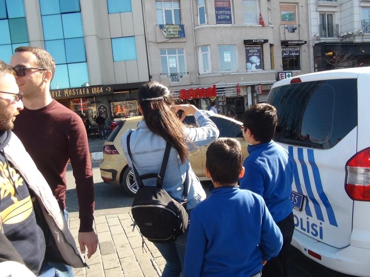 Taksim'de altın sarısı simli araca b&uuml;y&uuml;k ilgi