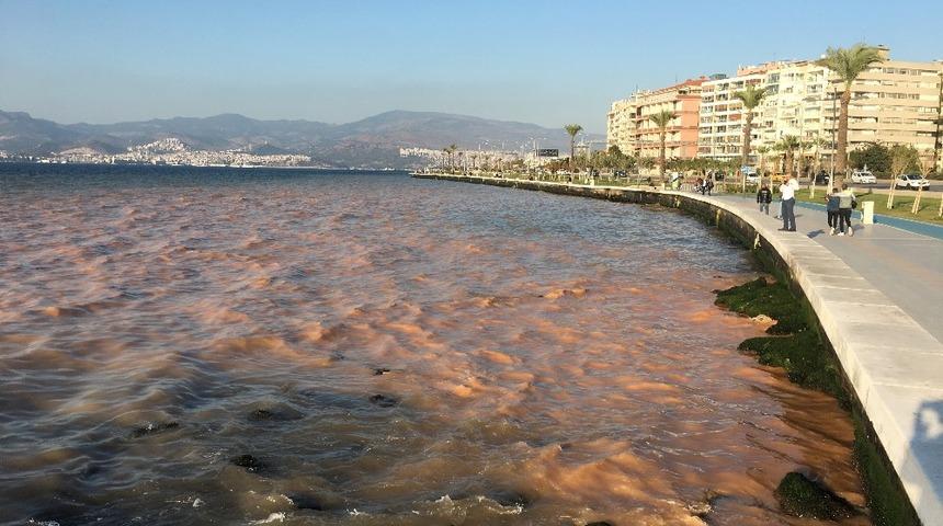 İzmir’de patlayan su borusu tamir edildi, sokağa akan su kesildi