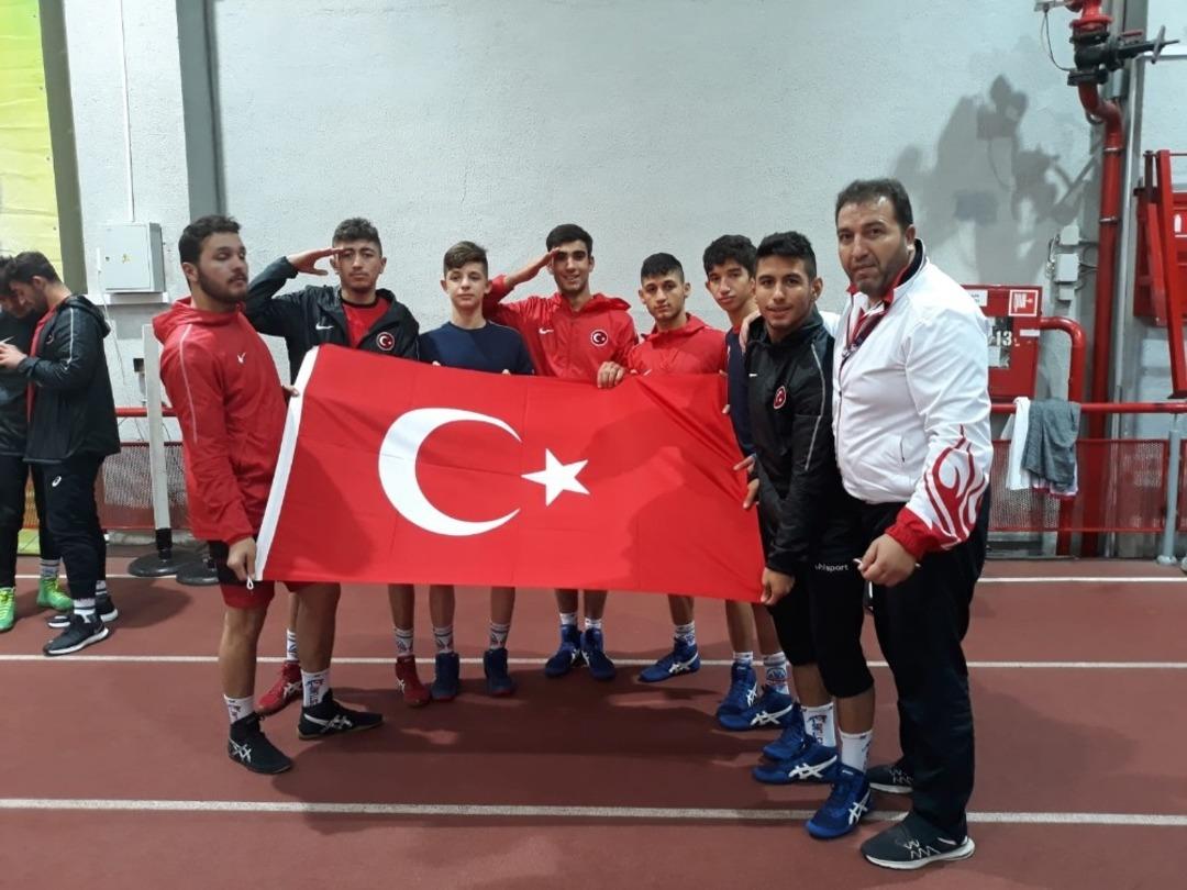 Altındağlı işitme engelli g&uuml;reş&ccedil;ilerden 2 g&uuml;m&uuml;ş ve 2 bronz