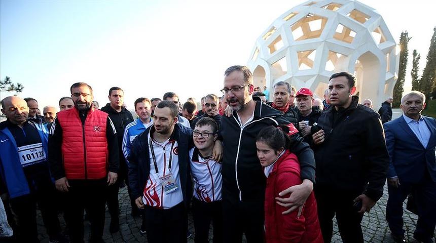 Bakan Kasapoğlu, 15 Temmuz Şehitler Anıtı'nı ziyaret etti