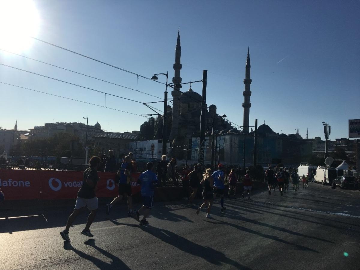 Vodafone 41. İstanbul Maratonu&rsquo;na katılan sporcular, tarihi yarımadadan ge&ccedil;ti