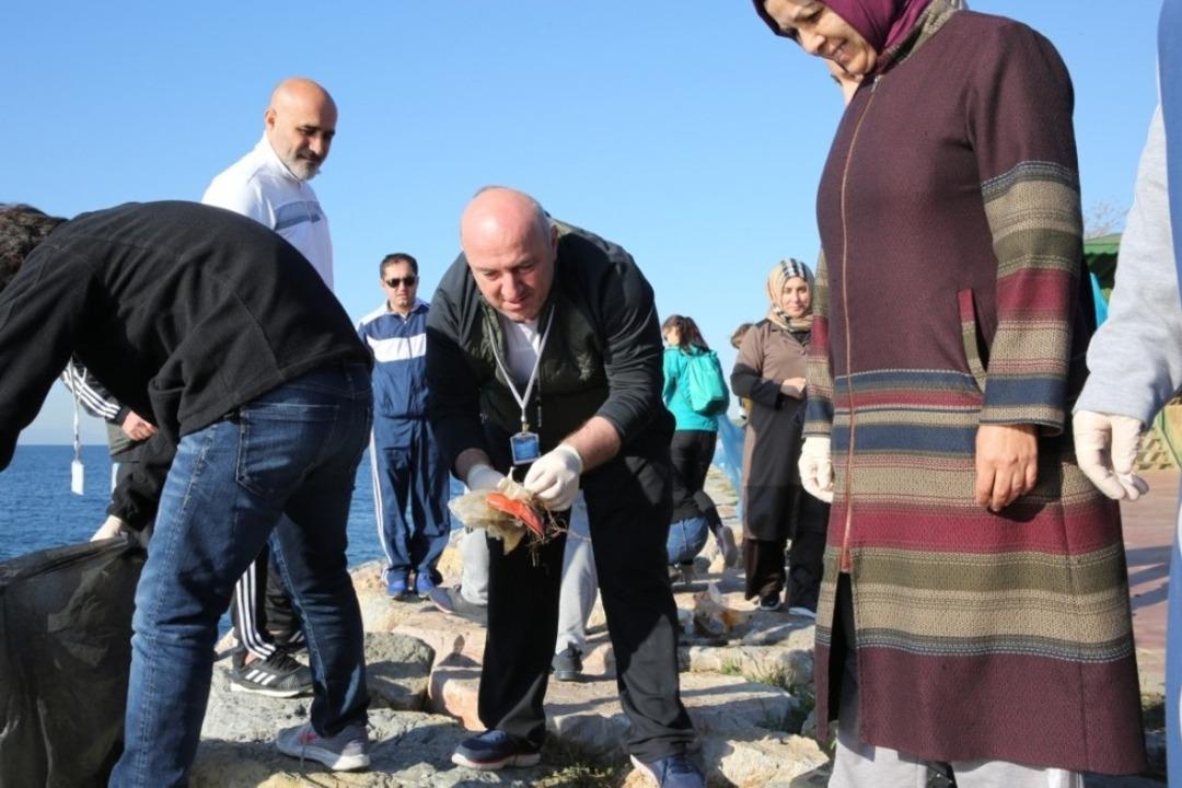 Başkan Bıyık, &ouml;ğrencilerle kıyı temizliği yaptı