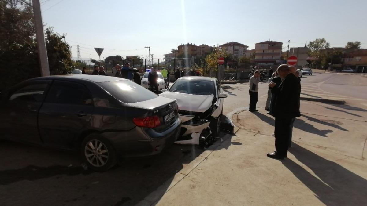 Gebze&rsquo;de otomobiller &ccedil;arpıştı: 4 yaralı
