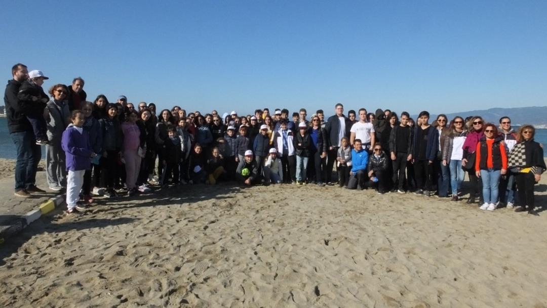 Burhaniye&rsquo;de &ouml;ğrenciler sahil temizliği yaptı