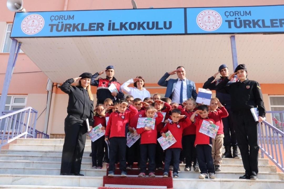 Kitap bağışı yapan Mehmet&ccedil;iğe asker selamlı teşekk&uuml;r