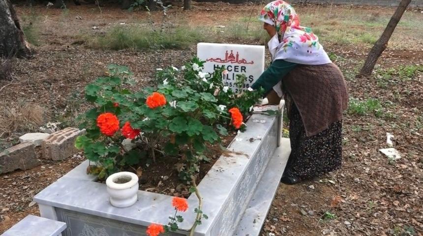 Antalya&rsquo;da mezarlıktaki kabrin kazılıp etrafına kenevir ekildiği iddiası