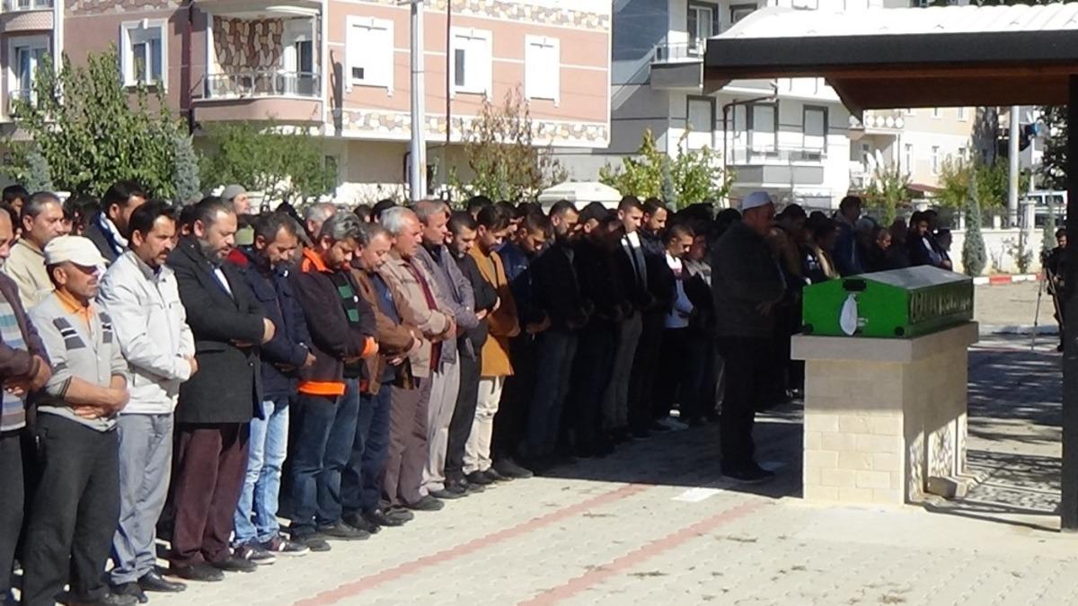 Babası tarafından bı&ccedil;aklanarak &ouml;len gen&ccedil; toprağa verildi