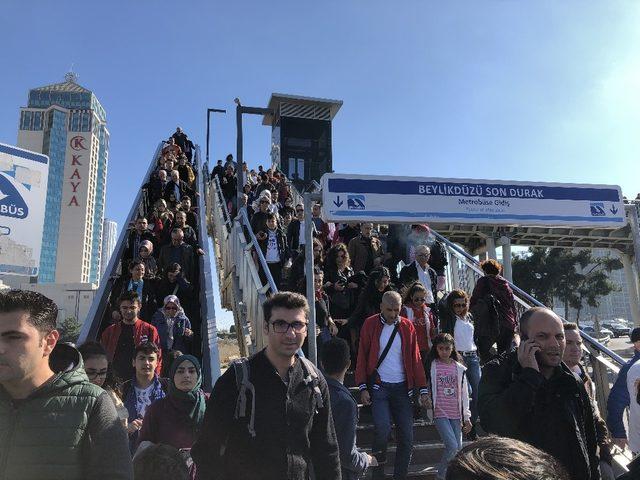 TÜYAP kitap fuarında hafta sonu yoğunluğu