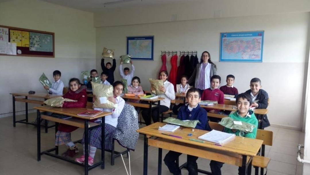 Fedakar &ouml;ğretmenden muhta&ccedil; &ouml;ğrenci ve ailelere yardım seferberliği