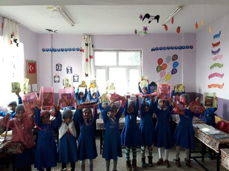 Fedakar öğretmenden muhtaç öğrenci ve ailelere yardım seferberliği G2