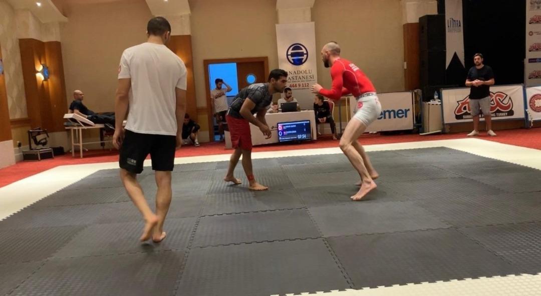 D&uuml;nya 2&rsquo;ncisi &Ccedil;akar, madalyasını Bah&ccedil;eli tshirt&rsquo;&uuml; ve Bozkurt işareti yaparak aldı