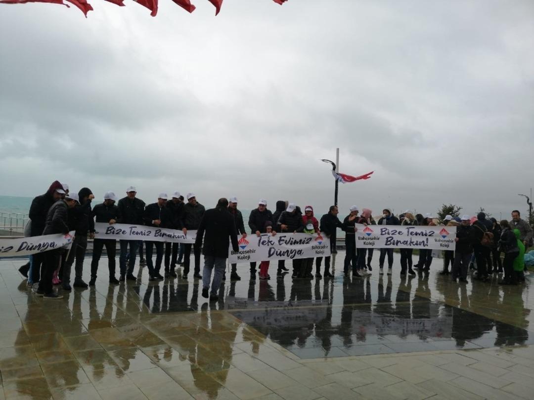 Edremit&rsquo;te &lsquo;Tek Evim D&uuml;nya&rsquo; sloganıyla sahil temizliği