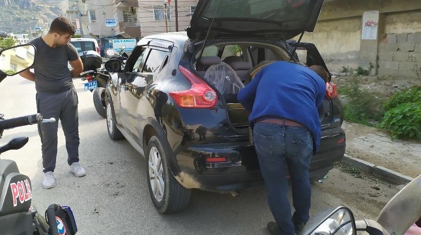 Motosiklete &ccedil;arpan s&uuml;r&uuml;c&uuml; kovalamaca sonucu yakalandı