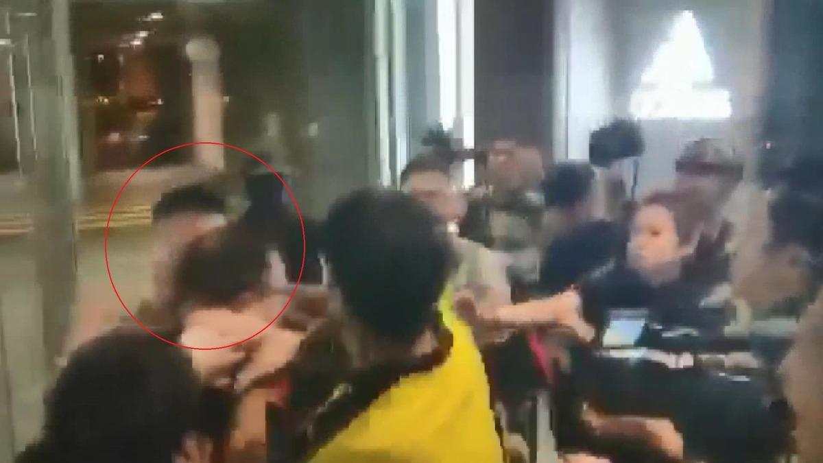 Hong Kong&rsquo;da h&uuml;k&uuml;met yanlısı, meclis &uuml;yesinin kulağını ısırarak kopardı