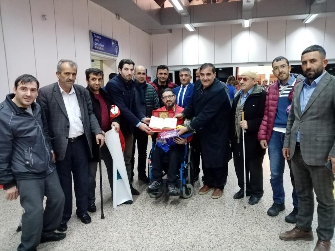 D&uuml;nya Şampiyonu havalimanında İstiklal Marşı ile karşılandı