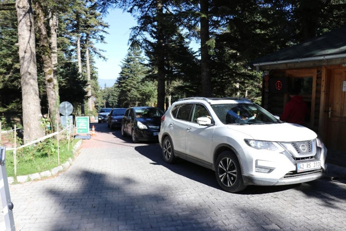 G&uuml;neşli havayı fırsat bilen tatilciler G&ouml;lc&uuml;k Tabiat Parkı&rsquo;nı doldurdu