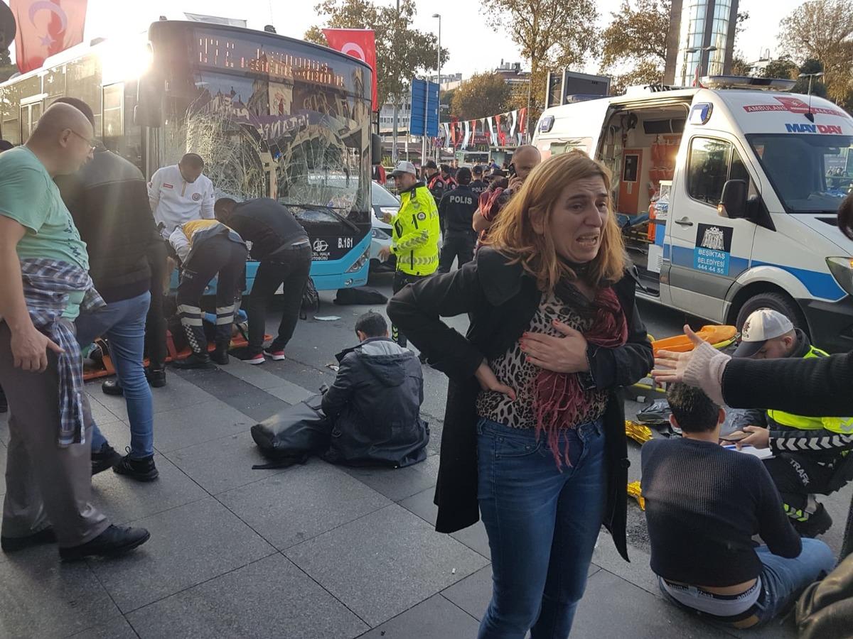 Ek fotoğraflar // Beşiktaş'ta otob&uuml;s durağa daldı; yaralılar var