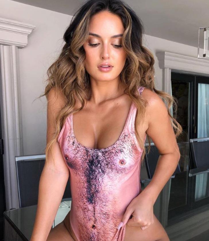 Men cezası alan Julia Rose uslanmıyor! Bu kez stadın önünde göğüslerini açtı G2