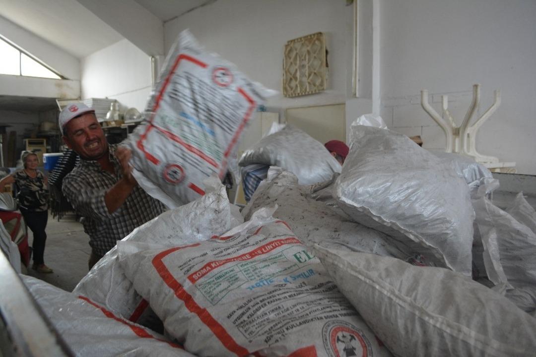 Şefkatli eller 21 ton k&ouml;m&uuml;r dağıttı