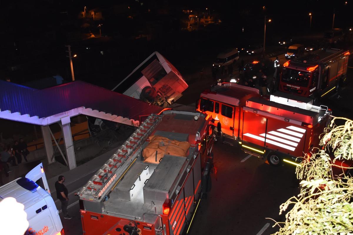 Makas atan otomobile &ccedil;arpmamak i&ccedil;in s&uuml;r&uuml;c&uuml;s&uuml;n&uuml;n manevra yaptığı midib&uuml;s ref&uuml;jde asılı kaldı: 7 yaralı (2)