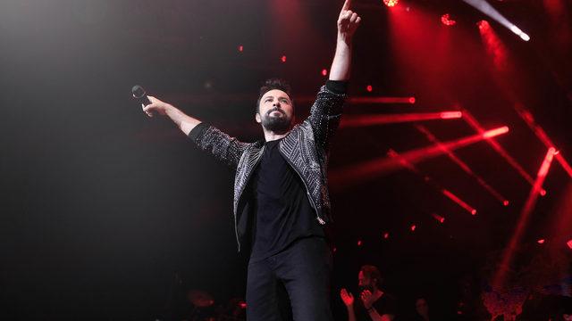 Tarkan'ın Avrupa turnesi devam ediyor! Stokholm'de hayranlarını coşturdu