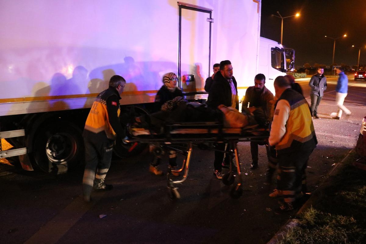 Kaza yapan ara&ccedil;tan yaralı &ccedil;ıktı, aklında cep telefonu vardı