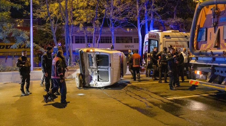 Ankara'da minib&uuml;s&uuml;n &ccedil;arptığı polis aracı devrildi: 2'si polis 4 yaralı
