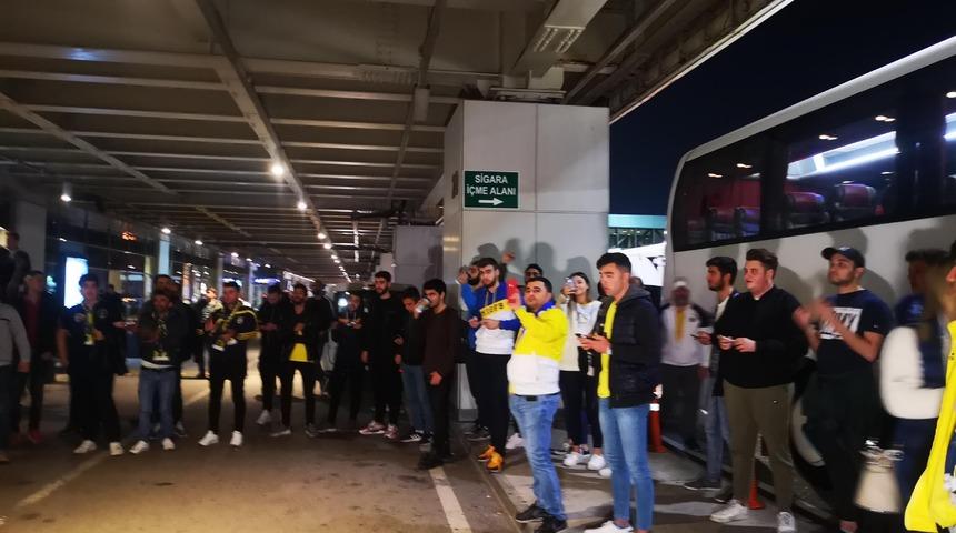 Fenerbahçe taraftarı, Kayseri yenilgisi sonrası takımlarını coşkuyla karşıladı