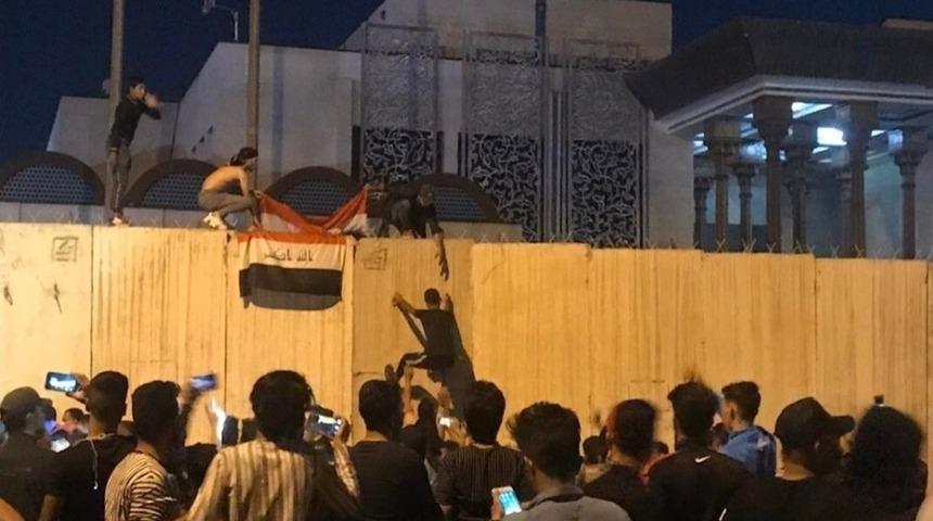 Irak&rsquo;ta g&ouml;stericiler İran Konsolosluğunu basıp Irak bayrağı a&ccedil;tı