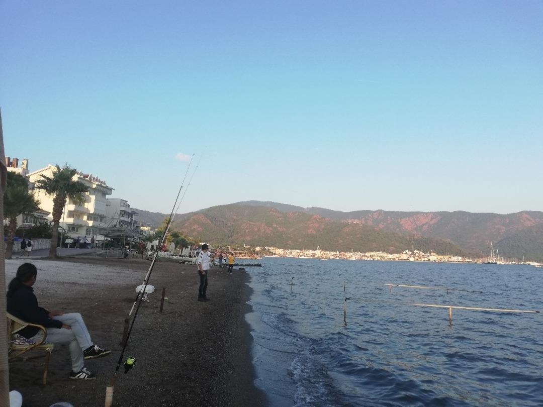 Yazın kula&ccedil; attıkları denize bu kez oltalarını attılar